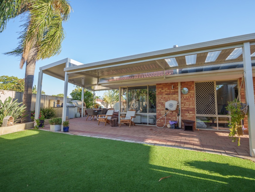 Raised flat patio design by Aussie Patio Designs